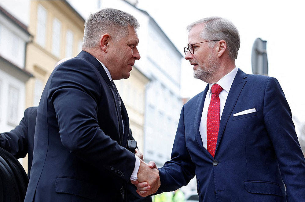 Slovākijas premjerministrs Roberts Fico (no kreisās) un Čehijas premjerministrs Petrs Fiala Višegrādas četrinieka samitā Prāgā 27. februārī.