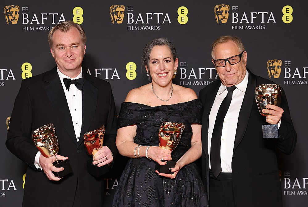 Vislielākās izredzes kļūt par gada labāko filmu ir "Openhaimeram" – tās kontā jau ir septiņas Britu kinoakadēmijas (BAFTA) balvas. Attēlā no kreisās: režisors Kristofers Nolans un producenti Emma Tomasa un Čārlzs Rovens 18. februārī BAFTA ceremonijā.