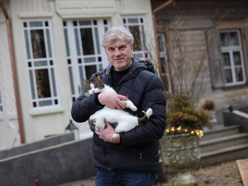 Lantes muižas īpašnieks Andis Pikāns ar Baronu, omulīgu un izskatīgu runci, kuram veltīts pat mākslas darbs.