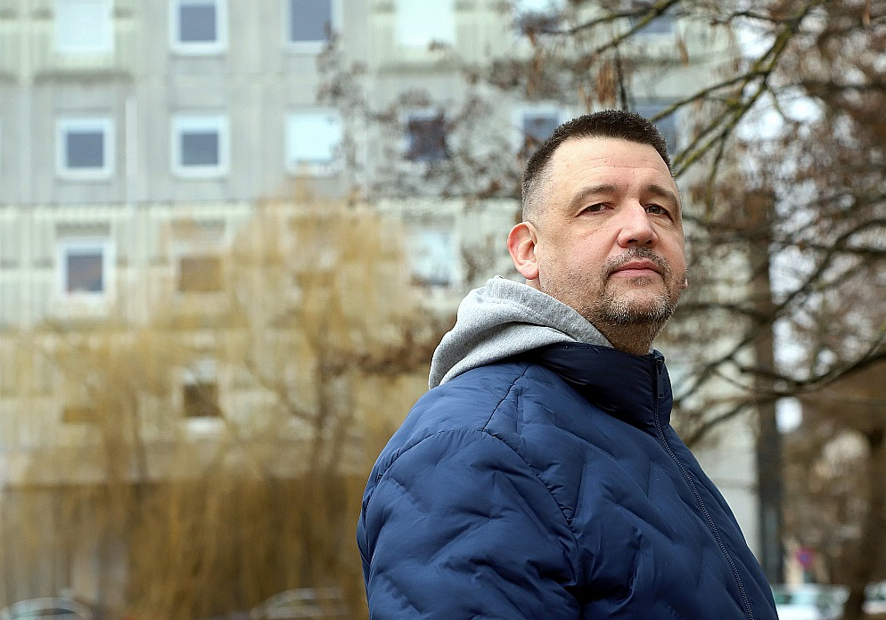 "Ir saimnieki, kas veco šīfera jumtu kaut kur iestrādā, piemēram, ceļa segumā, aplami uzskatot, ka azbests šādi zaudē savas īpašības. Un tikai pavisam mazs skaits cilvēku sagrabina naudu piekabītei, lai noņemto jumta klājumu aizvestu uz valstī īpaši sagatavotajām un sertificētajām glabātavām, līdz kurām dažkārt ir jāmēro tāls ceļš," novērojis SIA "Asbesto Lab" valdes loceklis Miks Lejiņš, kas ar azbestu saturošiem materiāliem strādā jau vairāk nekā 10 gadus.