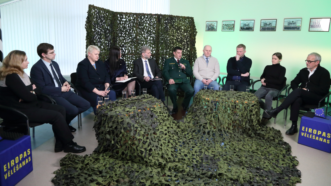 Diskusijā piedalās: Roberts Zīle (NA), Edmunds Zivtiņš (LPV), Reinis Pozņaks (AS), Dr. theol. Anita Stašulāne (Daugavpils universitātes profesore), Dr.paed., prof. Jānis Dzerviniks (RTA Reģionālistikas zinātniskā institūta direktors), Mareks Hoņavko (Valsts robežsardzes Atgriešanas un patvēruma lietu nodaļas priekšnieks), Anna E. Griķe (biedrība “Gribu palīdzēt bēgļiem”), Diāna Selecka (aktīviste), Eva Kiršteine (mesesamkopa.eu līdere).