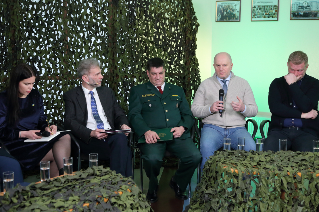 Diskusijā piedalās: Roberts Zīle (NA), Edmunds Zivtiņš (LPV), Reinis Pozņaks (AS), Dr. theol. Anita Stašulāne (Daugavpils universitātes profesore), Dr.paed., prof. Jānis Dzerviniks (RTA Reģionālistikas zinātniskā institūta direktors), Mareks Hoņavko (Valsts robežsardzes Atgriešanas un patvēruma lietu nodaļas priekšnieks), Anna E. Griķe (biedrība “Gribu palīdzēt bēgļiem”), Diāna Selecka (aktīviste), Eva Kiršteine (mesesamkopa.eu līdere).