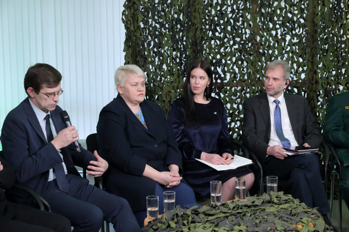 Diskusijā piedalās: Roberts Zīle (NA), Edmunds Zivtiņš (LPV), Reinis Pozņaks (AS), Dr. theol. Anita Stašulāne (Daugavpils universitātes profesore), Dr.paed., prof. Jānis Dzerviniks (RTA Reģionālistikas zinātniskā institūta direktors), Mareks Hoņavko (Valsts robežsardzes Atgriešanas un patvēruma lietu nodaļas priekšnieks), Anna E. Griķe (biedrība “Gribu palīdzēt bēgļiem”), Diāna Selecka (aktīviste), Eva Kiršteine (mesesamkopa.eu līdere).