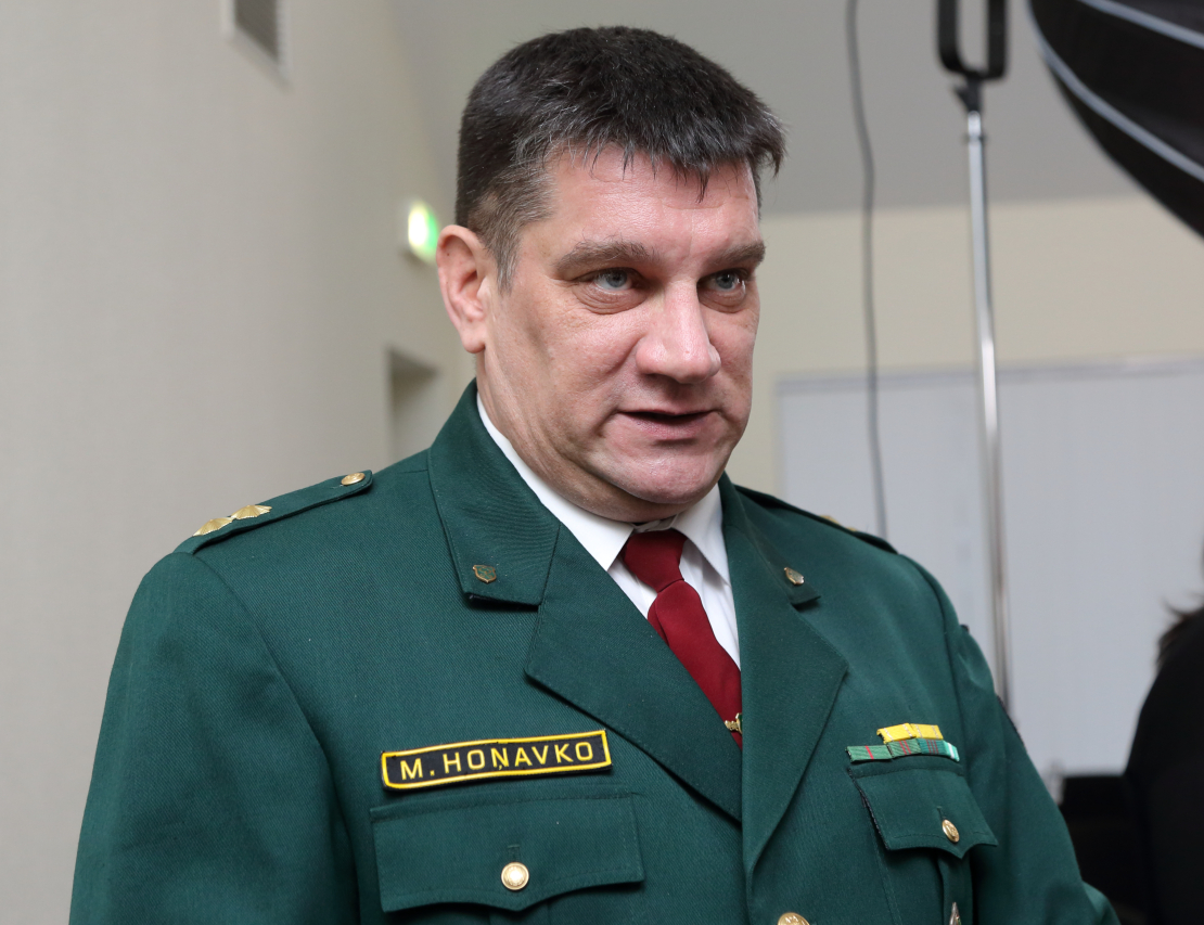 Diskusijā piedalās: Roberts Zīle (NA), Edmunds Zivtiņš (LPV), Reinis Pozņaks (AS), Dr. theol. Anita Stašulāne (Daugavpils universitātes profesore), Dr.paed., prof. Jānis Dzerviniks (RTA Reģionālistikas zinātniskā institūta direktors), Mareks Hoņavko (Valsts robežsardzes Atgriešanas un patvēruma lietu nodaļas priekšnieks), Anna E. Griķe (biedrība “Gribu palīdzēt bēgļiem”), Diāna Selecka (aktīviste), Eva Kiršteine (mesesamkopa.eu līdere).