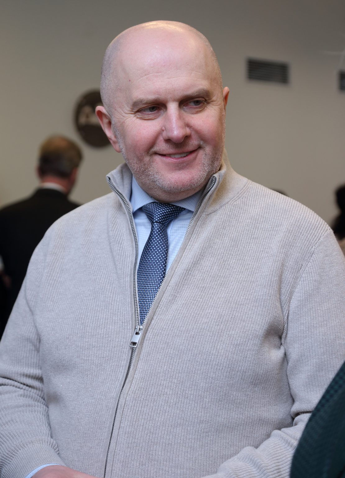 Diskusijā piedalās: Roberts Zīle (NA), Edmunds Zivtiņš (LPV), Reinis Pozņaks (AS), Dr. theol. Anita Stašulāne (Daugavpils universitātes profesore), Dr.paed., prof. Jānis Dzerviniks (RTA Reģionālistikas zinātniskā institūta direktors), Mareks Hoņavko (Valsts robežsardzes Atgriešanas un patvēruma lietu nodaļas priekšnieks), Anna E. Griķe (biedrība “Gribu palīdzēt bēgļiem”), Diāna Selecka (aktīviste), Eva Kiršteine (mesesamkopa.eu līdere).