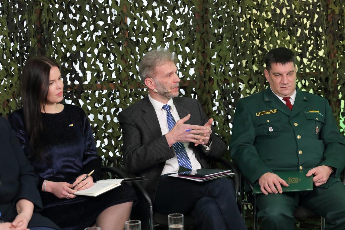 Diskusijā piedalās: Roberts Zīle (NA), Edmunds Zivtiņš (LPV), Reinis Pozņaks (AS), Dr. theol. Anita Stašulāne (Daugavpils universitātes profesore), Dr.paed., prof. Jānis Dzerviniks (RTA Reģionālistikas zinātniskā institūta direktors), Mareks Hoņavko (Valsts robežsardzes Atgriešanas un patvēruma lietu nodaļas priekšnieks), Anna E. Griķe (biedrība “Gribu palīdzēt bēgļiem”), Diāna Selecka (aktīviste), Eva Kiršteine (mesesamkopa.eu līdere).