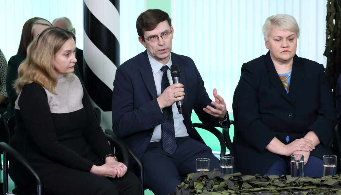 Diskusijā piedalās: Roberts Zīle (NA), Edmunds Zivtiņš (LPV), Reinis Pozņaks (AS), Dr. theol. Anita Stašulāne (Daugavpils universitātes profesore), Dr.paed., prof. Jānis Dzerviniks (RTA Reģionālistikas zinātniskā institūta direktors), Mareks Hoņavko (Valsts robežsardzes Atgriešanas un patvēruma lietu nodaļas priekšnieks), Anna E. Griķe (biedrība “Gribu palīdzēt bēgļiem”), Diāna Selecka (aktīviste), Eva Kiršteine (mesesamkopa.eu līdere).