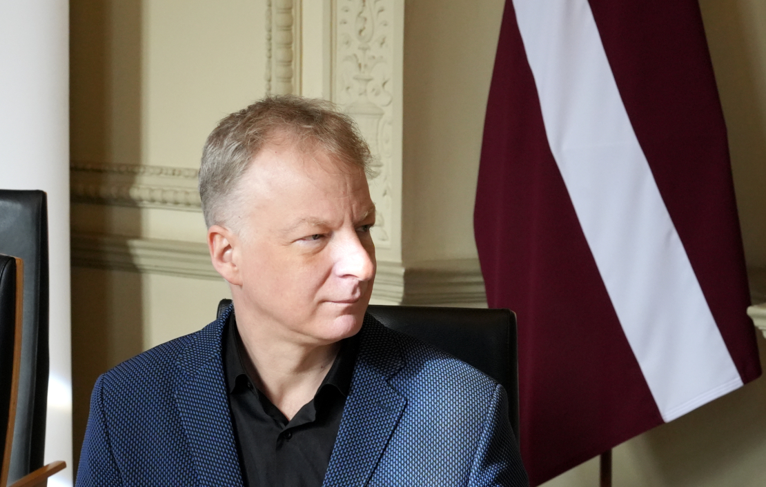 Jāzepa Vītola Latvijas Mūzikas akadēmijas (JVLMA) rektors Guntars Prānis piedalās preses brīfingā pēc tikšanās ar kultūras ministri, kurā pārrunāja JVLMA padomes atbildību un tālāko rīcības plānu saistībā ar medijos izskanējušo informāciju par iespējamiem seksuālās uzmākšanās gadījumiem JVLMA.