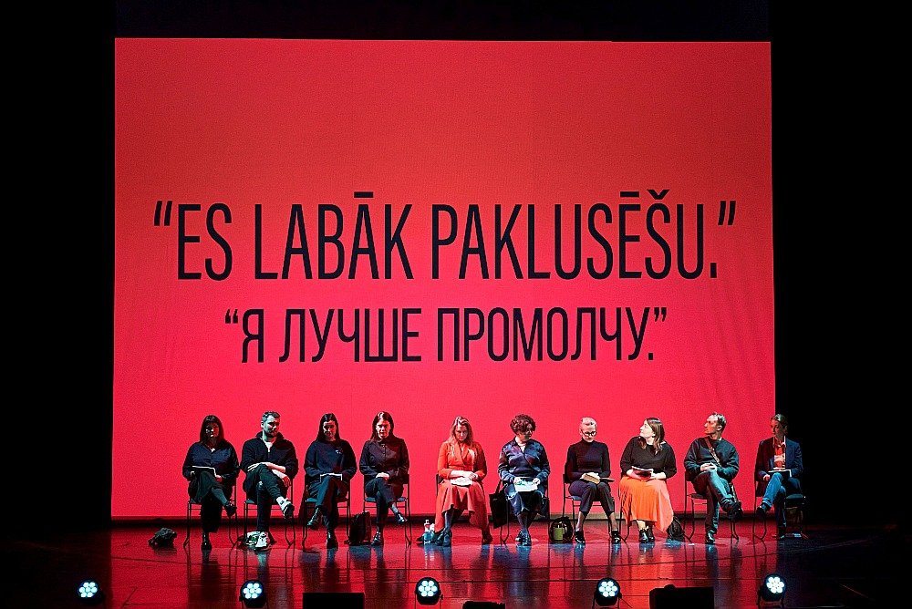 Čehova teātra izrādē "Šķelšanās" žurnālistu atklātie personiskie stāsti skaidri iezīmē sabiedrības emocionālo temperatūru.