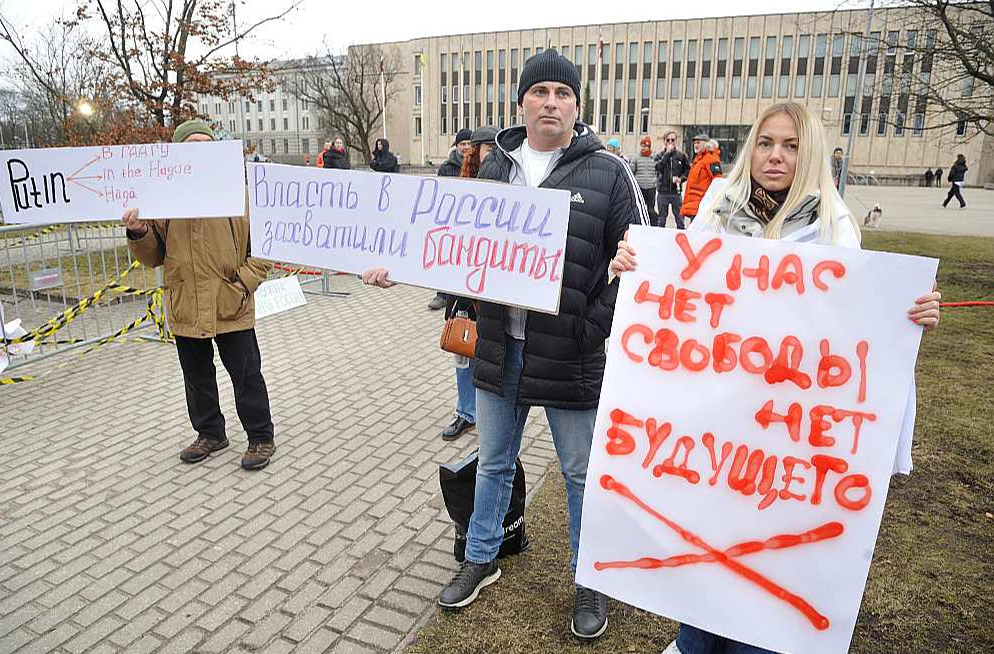 Iepretim Krievijas vēstniecības ēkai Rīgā notika protesta akcija pret Putinu un viņa režīmu.