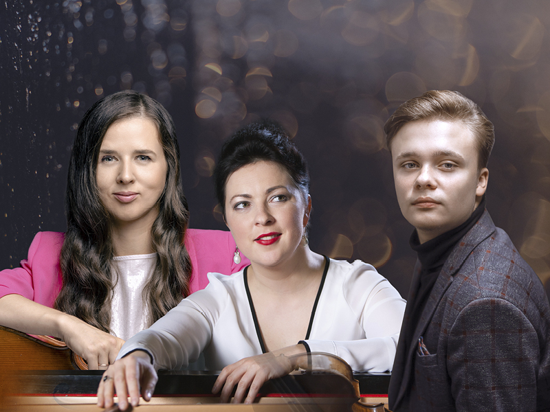 Čelliste Guna Šnē (no kreisās), pianiste Agnese Egliņa un vijolnieks Daniils Bulajevs 6. marta koncertā ar nopietno, komplicēto un apjomīgo uzdevumu tika galā ļoti prasmīgi.