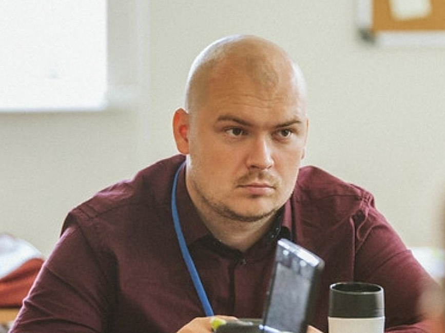 Igors Ardaševs, Carnikavas pamatskolas sociālo zinību un vēstures skolotājs.