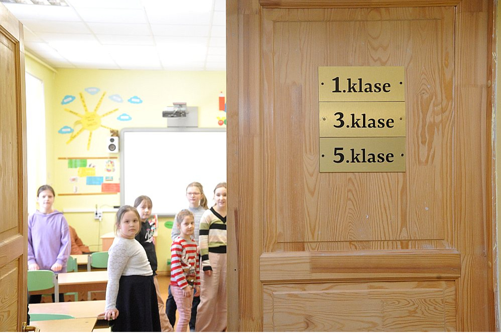 Iecerēts noteikt minimālo skolēnu skaitu klasē dažādās klašu grupās dažādās apdzīvotās vietās Latvijā. Ja skolēnu skaits būs mazāks, nekā prasīts, pašvaldībām pamatskolās būs jālīdzfinansē skolotāju algas, bet vidusskolu klasēs tās būs jāmaksā pilnībā. Attēlā: Pērses sākumskolas apvienotās klases. Šo izglītības iestādi Iršu pagastā Aizkraukles novada pašvaldība gan šobrīd ir gatava slēgt, tajā mācās tikai 18 skolēni.