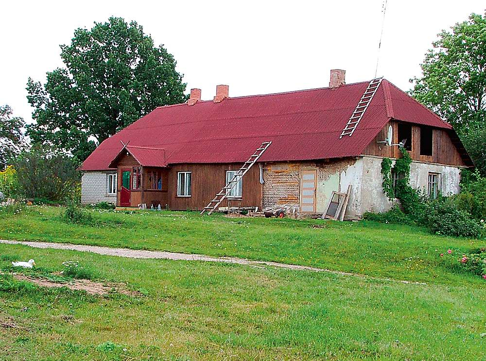 Iegādājot māju laukos, visbiežāk jārēķinās, ka ēka būs jāatjauno, cenšoties radīt un veidot tīru un sakārtotu savu sapņu stūrīti.