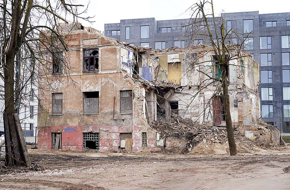 Mājas īpašnieka pienākums ir periodiski veikt tehnisko apsekošanu un rūpēties par būves konstrukciju drošību. Nevajadzētu radīt bīstamas situācijas, kā tas pirmdien, 18. martā, noticis Rīgā, Pētersalas ielā 6, kur sabrukusi ēka, radot apdraudējumu. Trīsstāvu daudzdzīvokļu ēka bijusi neapsaimniekota, īpašnieks būvi nav sakārtojis un tā bijusi avārijas stāvoklī.