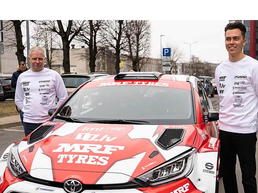 Latvijas vadošā rallija ekipāža Mārtiņš Sesks (no labās) un Renārs Francis.