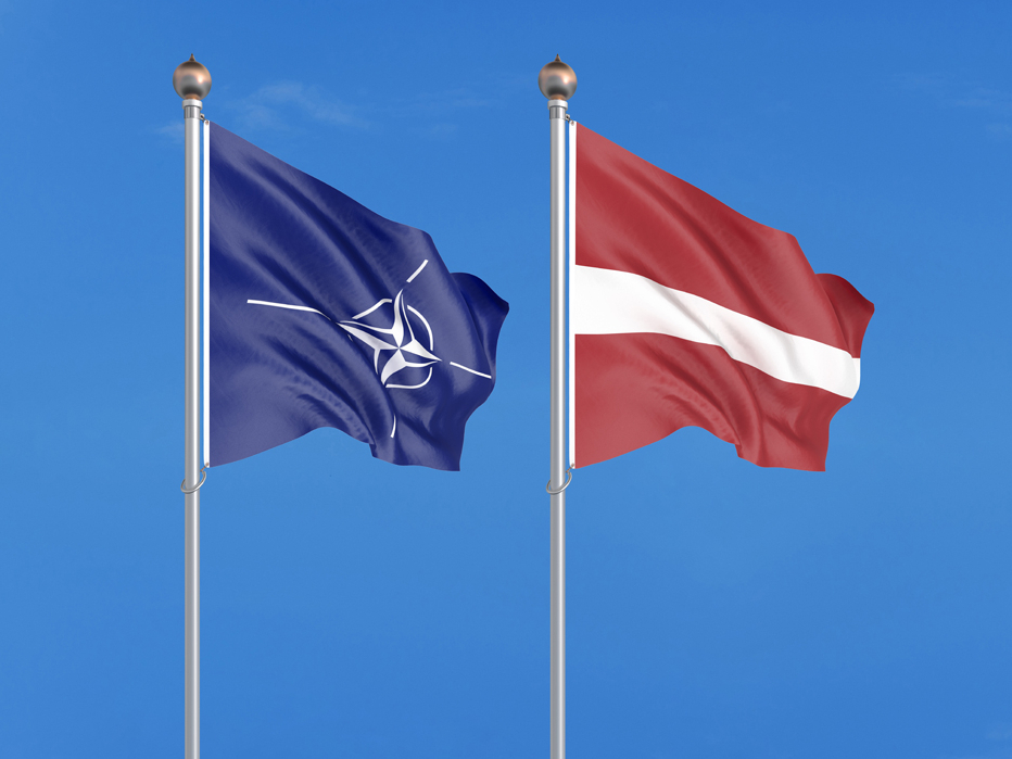 Tagad līdzās NATO karogam kopš 2004. gada 2. aprīļa plīvo Latvijas karogs.