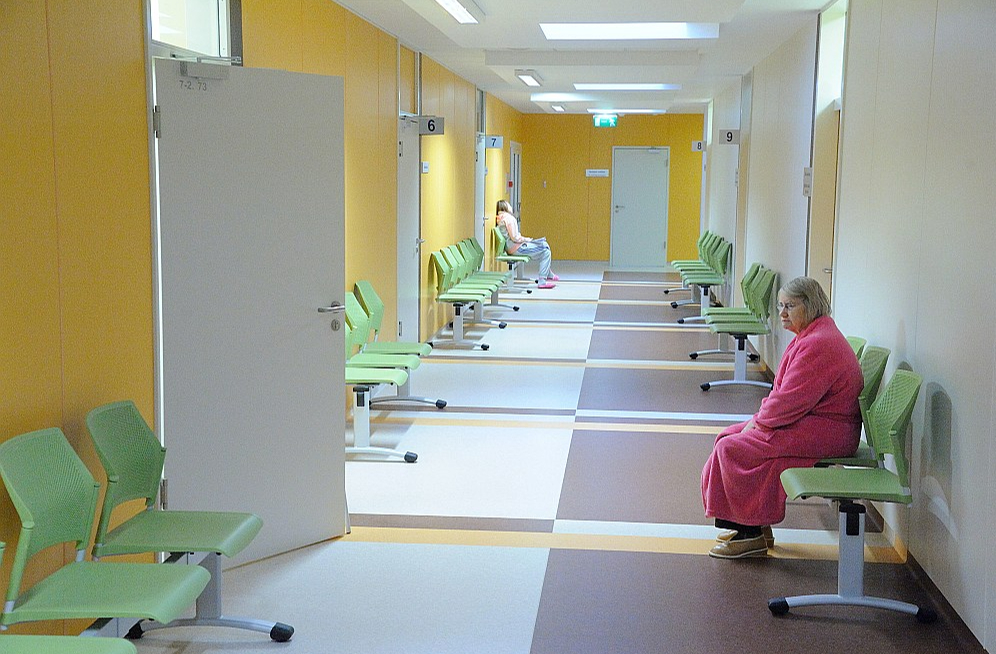 Ārsti stāsta, ka daudzi cilvēki neieklausās, kādi cēloņi ir attiecīgajām slimībām, bet vairāk uzticas radioloģiskajiem izmeklējumiem, jo tie viņiem radot drošības sajūtu – ja uztaisīs trīs reizes gadā datortomogrāfiju, tad viss būšot kārtībā.