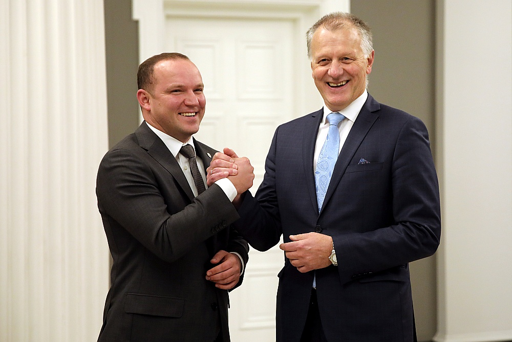 Vadims Ļašenko (no kreisās) un Olafs Pulks var būt apmierināti ar mantojumā atstāto LFF statūtu redakciju, kas būtiski ierobežo konkurenci. Viņu interesēs nav tos mainīt un atkal padarīt demokrātiskus.