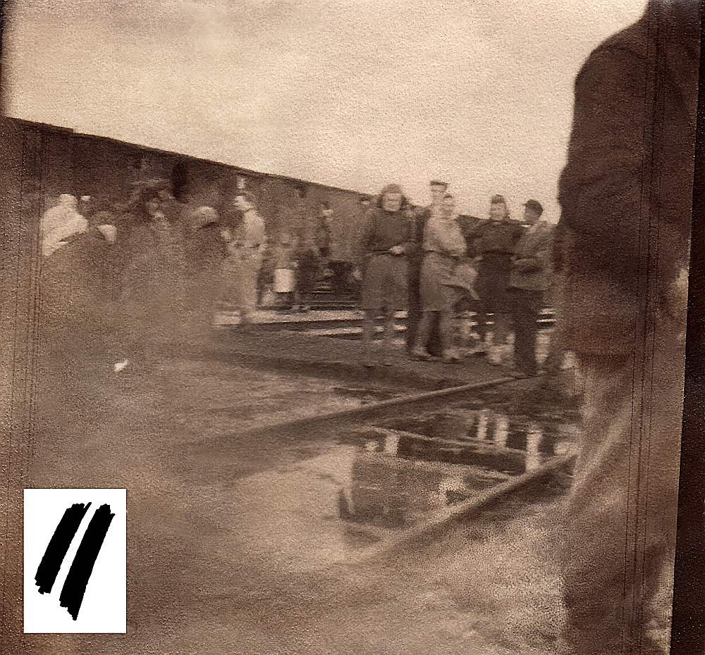 Latvijā šobrīd zināmas tikai piecas fotoliecības, kas tieši dokumentē 1949. gada 25. marta deportācijas. Šis foto, vēl nezinot autoru, plašākai sabiedrībai tika atklāts pērn un rāda izsūtīto Kroju ģimeni pie ešelona.