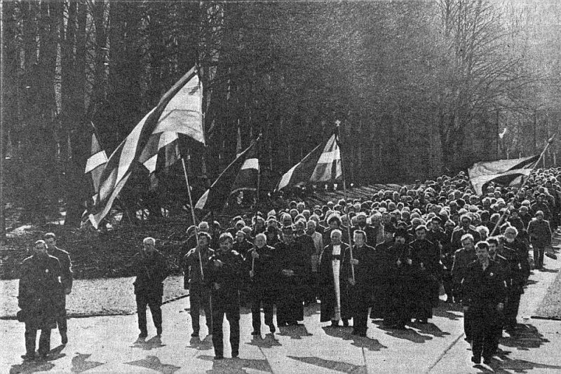 Piemiņas brīdī un gājienu no Brāļu kapu vārtiem līdz Mūžīgajai ugunij rīkoja Politiski represēto apvienība (PRA), LTF, “Daugavas vanagi” un LNNK.