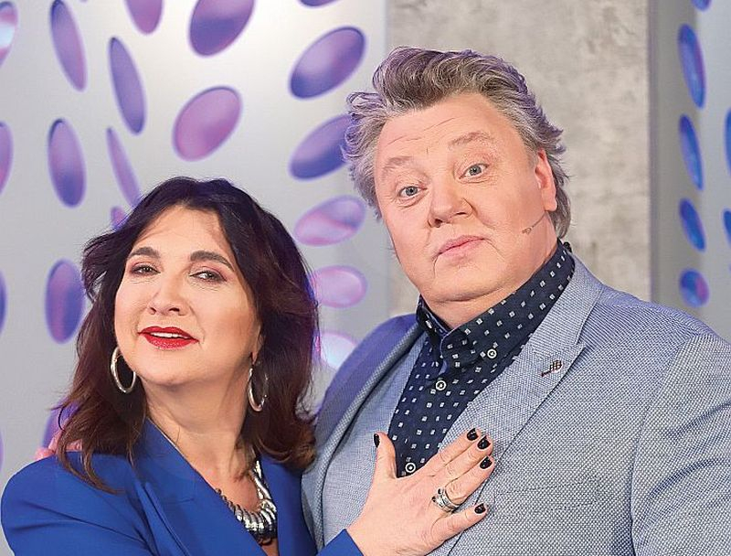 Valters Krauze un Baiba Sipeniece-Gavare ir pārliecināti – vispirms jāiemācās pasmieties par sevi. Attēlā – abi raidījumā "Nu, nopietni?".
