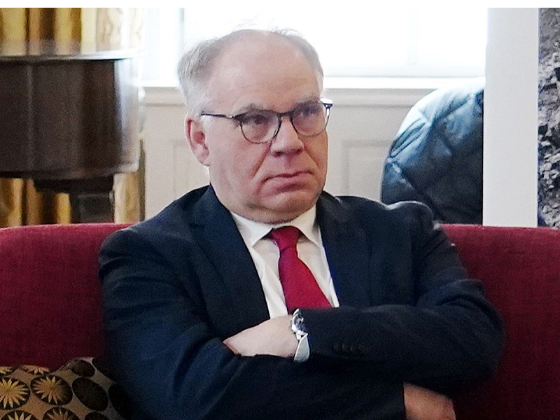 "SAAB" viceprezidents un globālās biznesa attīstības vadītājs Bo Torresteds: "Jau no paša uzņēmuma veidošanās brīža Zviedrijas valdība un bruņotie spēki skaidri pateikuši, ka tā meklē tādu bruņojumu, kas, no vienas puses, nav dārgs ekspluatācijā un dzīves cikla periodā, bet, no otras – ir moderns un tehniski pilnīgs. Tā arī esam pieraduši strādāt no paša sākuma, meklējot šādus risinājumus."