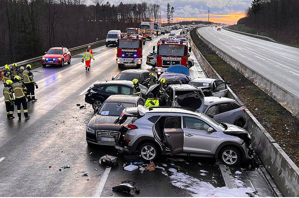 Ja nav modrības, neglābj arī visaugstākā līmeņa infrastruktūra. Vācijā uz maģistrāles A3 ap 40 automobiļu sadursmi (divi bojāgājušie, 17 ievainoti) izraisīja divi pirmie, kas skatījās nevis uz priekšu, bet blenza uz kādu barjerā pavirši iestūrējušo.