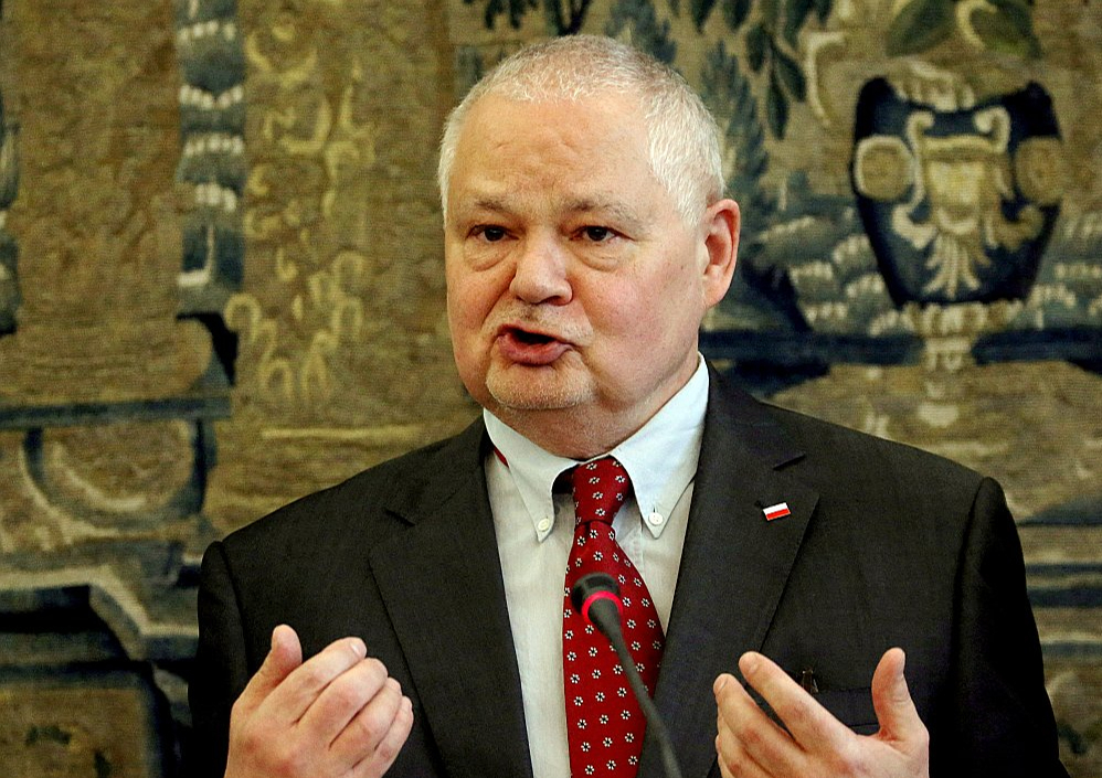Polijas Nacionālās bankas vadītājs Ādams Glapiņskis kategoriski noraidījis valdošās koalīcijas pārmetumus un paudis gatavību izlīgt ar premjerministru Donaldu Tusku.