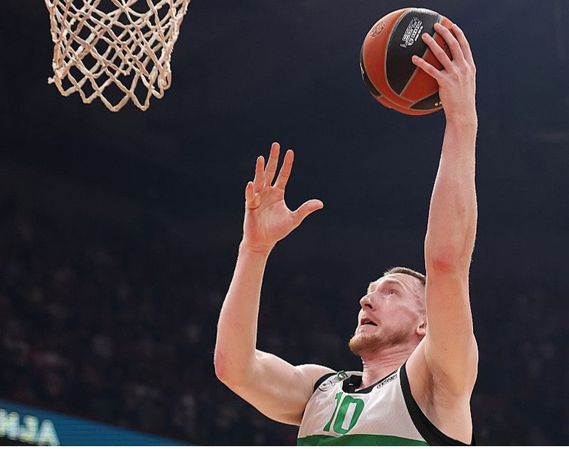 Rolands Šmits aizvada produktīvāko sezonu karjerā, bet nav interesējies, vai varētu pavērties durvis uz Nacionālo basketbola asociāciju. Līgums ar "Žalgiri" viņam ir spēkā uz vēl diviem gadiem.