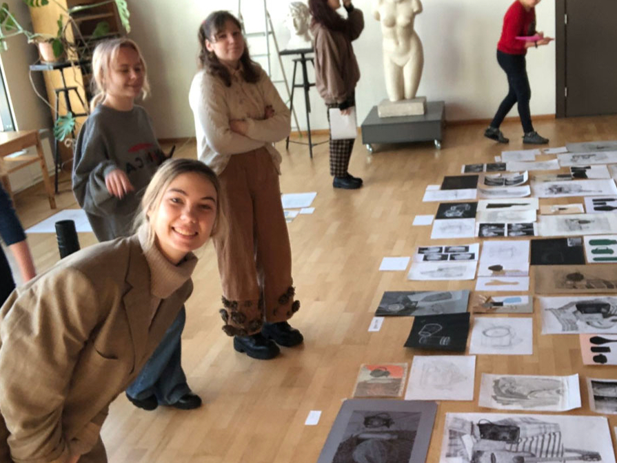 RTU apģērba dizaina programmā studiju process ir tiešām aizraujošs. Liene Trēde skaidro, ka iegūtās zināšanas ir pat ļoti vērtīgas.
