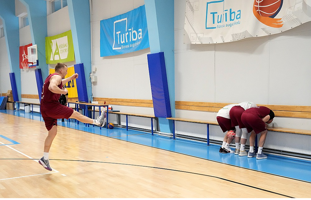 3x3 basketbolisti pēc treniņu sākumā iecienītās "izsišanas spēles". Šoreiz pie zaudētāju sienas stājušies Edgars Krūmiņš, Zigmārs Raimo un Mārcis Osis, bet "pendeli" cenšas trāpīt Artūrs Strēlnieks.
