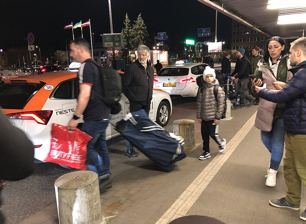 Tajās diennakts stundās, kad lidostā piezemējas tā pavairāk reisu vienlaikus, pasažieru pietiek gan autobusiem, gan īres auto, gan taksometriem.