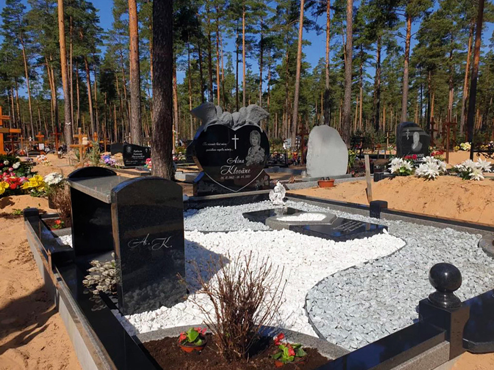 Labiekārtota kapavieta Jaunciema kapos.