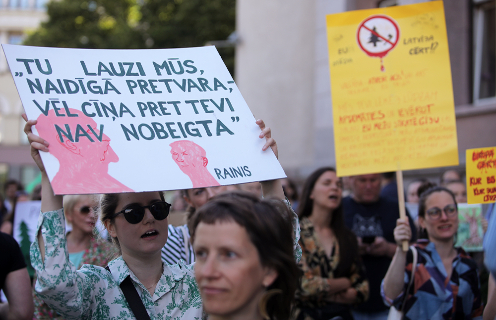 Pret jaunāku koku ciršanu dabas aizstāvji, rīkodami protestus, iebilduši vairākkārt. Tagad viņu taisnības pusē nostājusies arī Satversmes tiesa, pēc kuras lēmuma ir atcelta diskutablā likuma norma. Attēlā – protests pie Ministru kabineta 2022. gada vasarā.