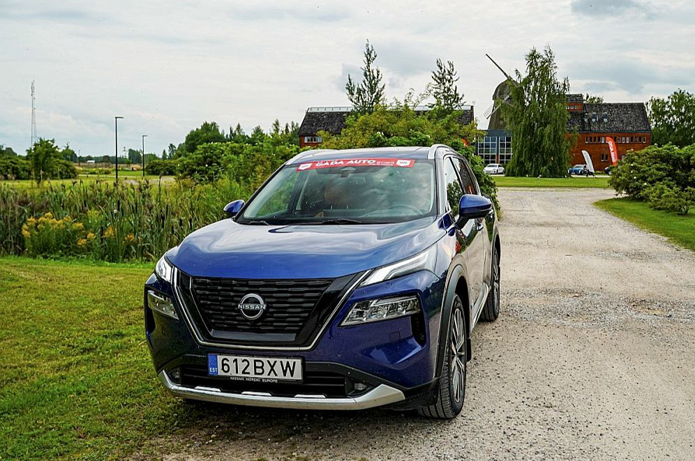 "Latvijas Gada auto" tituls uzreiz nepiešķir labākā auto statusu konkrētajam modelim, jo labākā kritēriji ir katram savi – arī žūrijas starpā. Attēlā – "Latvijas Gada auto 2024" "Nissan X-trail".
