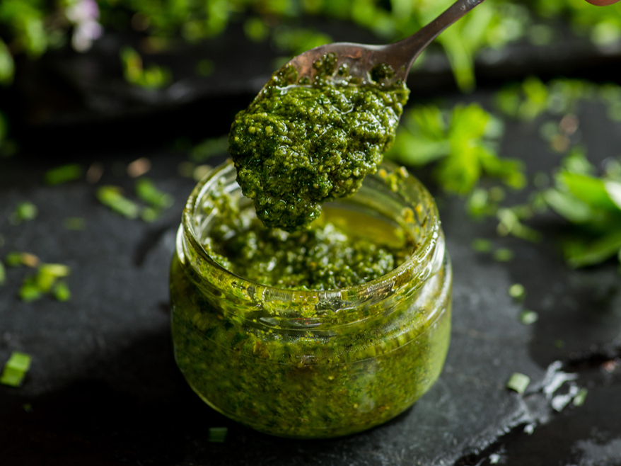Ķiplokloku pesto.