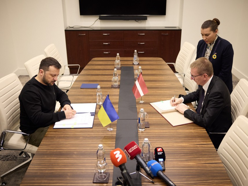 Tikšanās laikā Rinkēvičs ar Zelenski pārrunāja drošības situāciju Ukrainā.