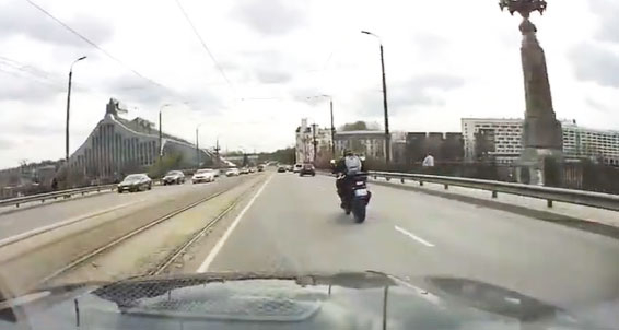 Motociklists uz Akmens tilta.