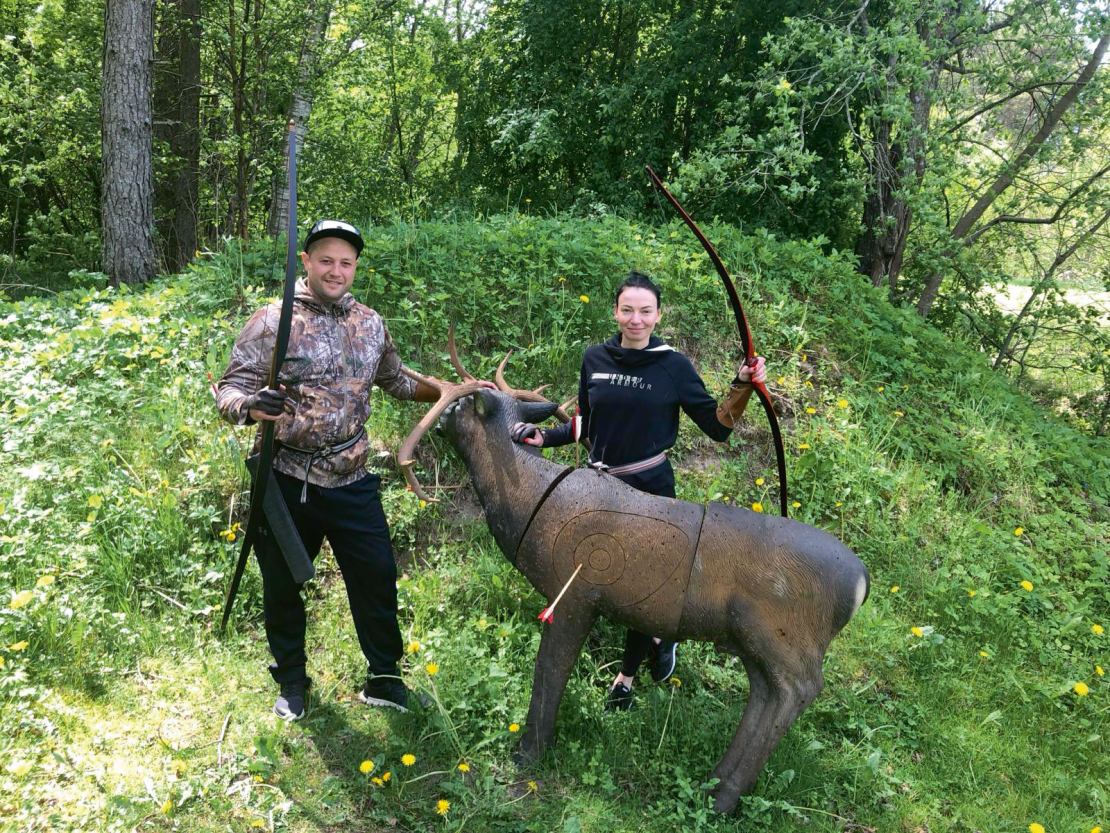 Silva kopā ar vīru Ancē trenējas loka šaušanā.