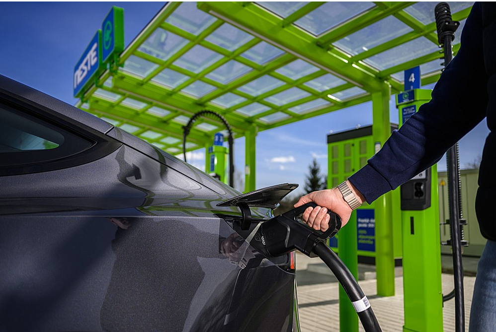 "Neste" atklāj pirmo atjaunojamās elektrības uzlādes staciju.