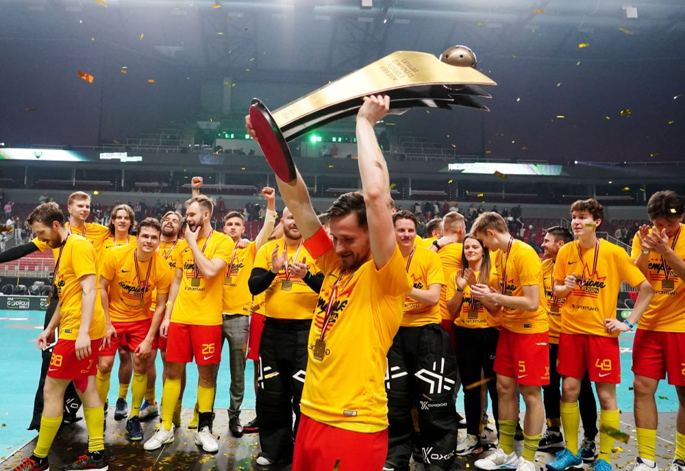 "Elvi Florbola līgas" vīriešu turnīra uzvarētāji "Masters"/"Ulbroka" komanda apbalvošanas ceremonijas laikā "Arēnā Rīga".