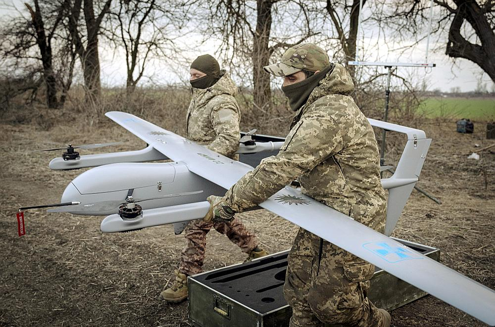 Ukraiņu karavīri no 22. mehanizētās brigādes gatavi palaist lidojumā vidējās darbības dronu “Poseidon H10” frontes līnijā pie Bahmutas.