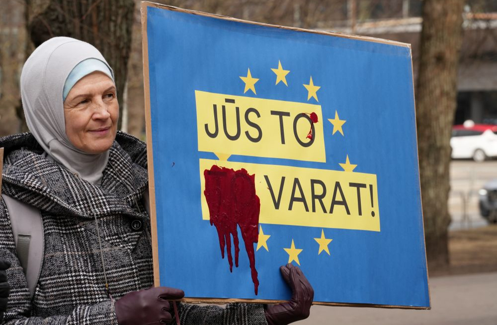 Politiskās kustības "Par" pie Ministru kabineta ēkas rīkotais pikets 2024. gada 12. martā, pieprasot apturēt mangāna rūdas tranzītu caur Latviju un slēgt robežu ar Krieviju.