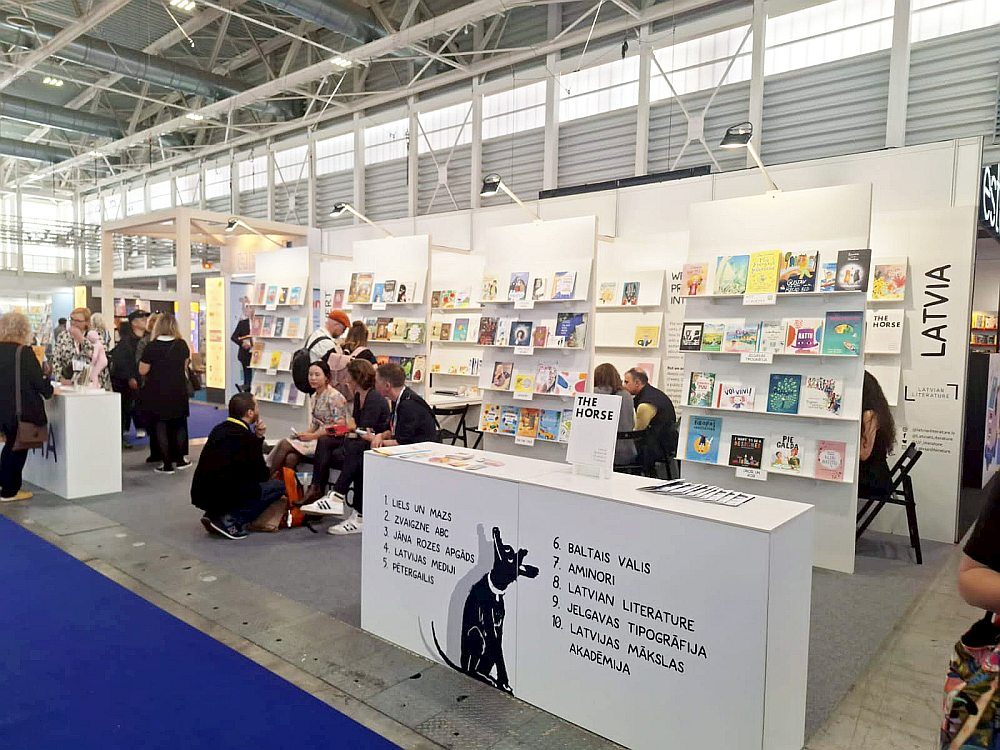 Platformas "Latvian Literature" organizētais Latvijas stends Boloņas izstādē atradās līdzās citu Eiropas valstu stendiem un turpināja iesākto "#IamIntrovert" tēmu.