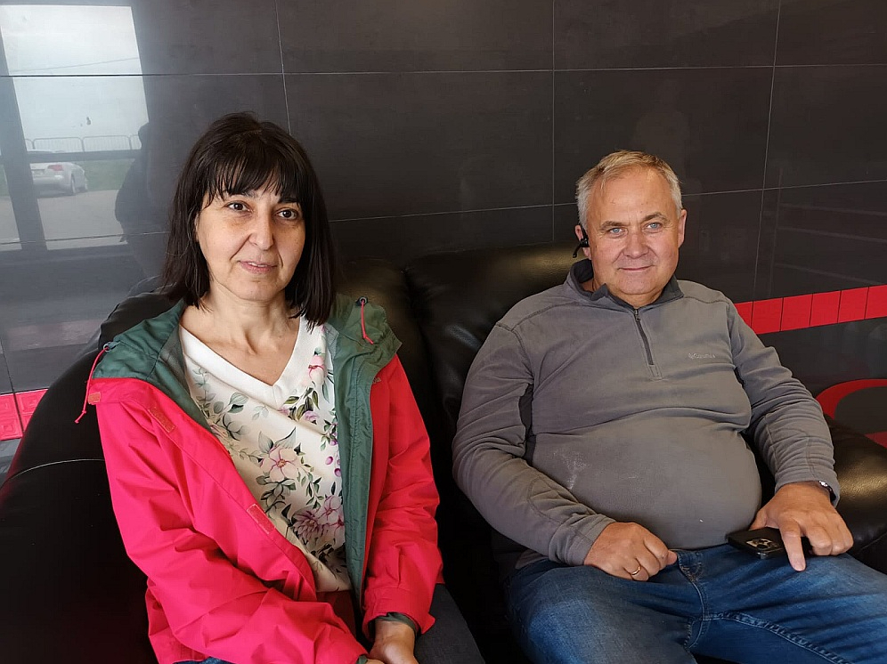 “Poļi ļoti palīdz un pret Ukrainas bēgļiem izturas pretimnākoši,” saka bijusī Harkivas iedzīvotāja Erna Zakhariana, spiežot roku darba devējam, Tarnovas uzņēmējam Marekam Maļišam.