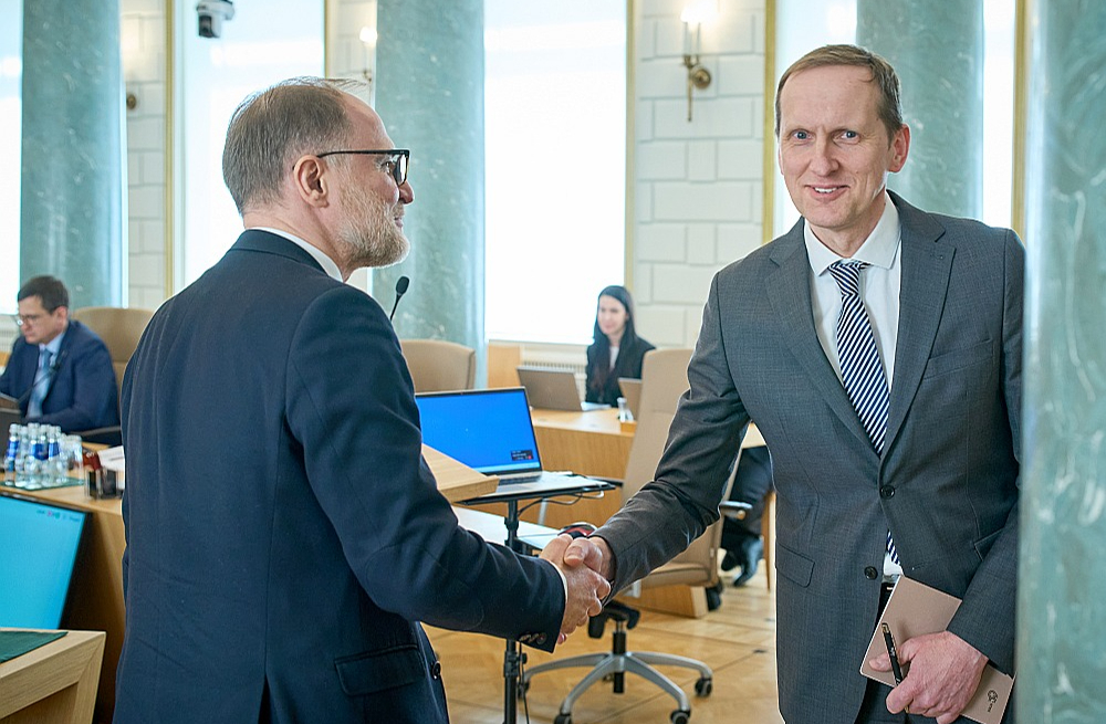 Aizsardzības ministrs Andris Sprūds (no kreisās) valdības mājā sveic Aivaru Puriņu.