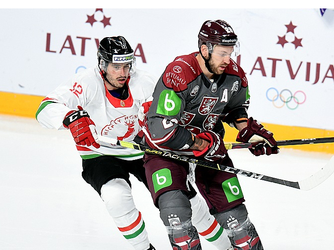 Zemgus Girgensons (no labās) pēdējo reizi izlases kreklu mugurā vilka 2021. gada vasaras beigās, palīdzot valstsvienībai kvalificēties Pekinas olimpiskajām spēlēm. Savukārt pasaules čempionātā viņš nav spēlējis kopš 2017. gada un arī šopavasar Čehijā viņu neredzēsim.