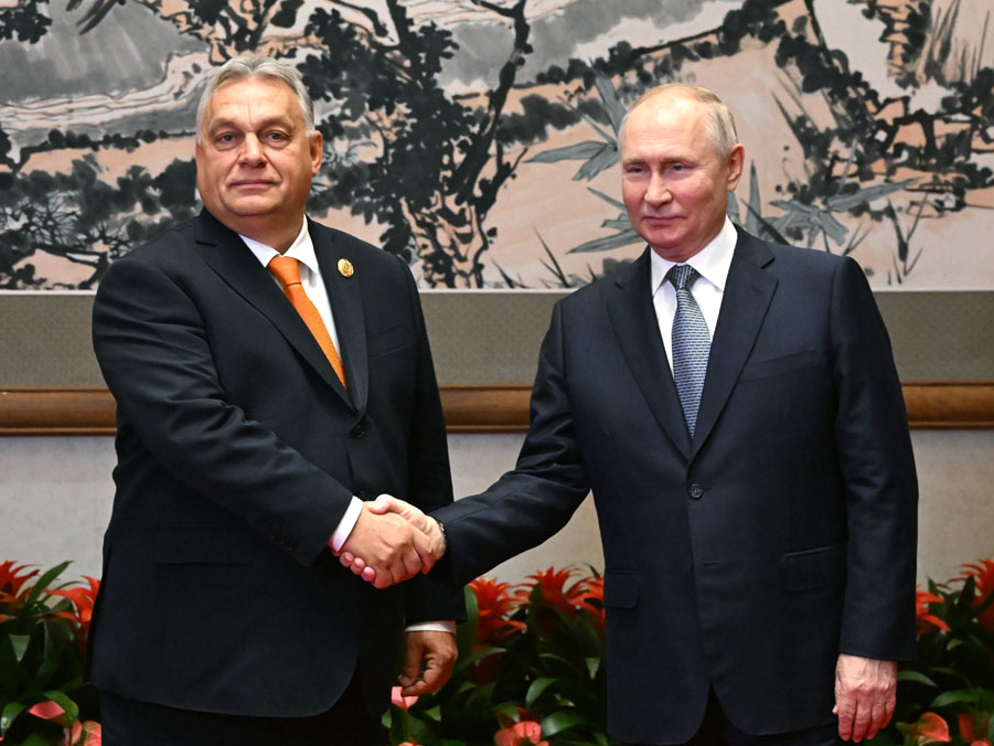 Ungārijas premjers Viktors Orbāns (no kreisās) Ķīnā tikās ar Krievijas diktatoru Vladimiru Putinu un nevairījās spiest viņam roku. Ungārija ir Eiropas Savienības un NATO dalībvalsts, taču Orbāna vadībā tā joprojām uztur draudzīgas attiecības ar Krieviju un liek šķēršļus kaimiņvalsts Ukrainas ceļā uz ES.