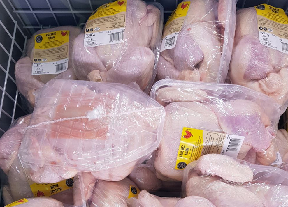 Lielākais mazumtirdzniecības uzcenojums Latvijā ražotai pārtikai pret importa produkciju (vidēji 17 mēnešos) bijis svaigam cālim: +196%. (Attēlam ilustratīva nozīme.)